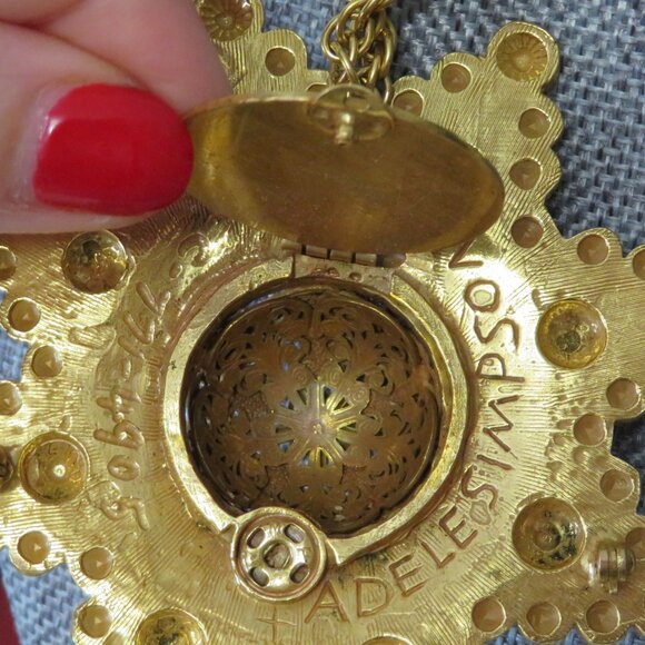 Vtg Adele Simpson book rare gold necklace ,statement, fragrance scent dispenser - Picture 12 of 15